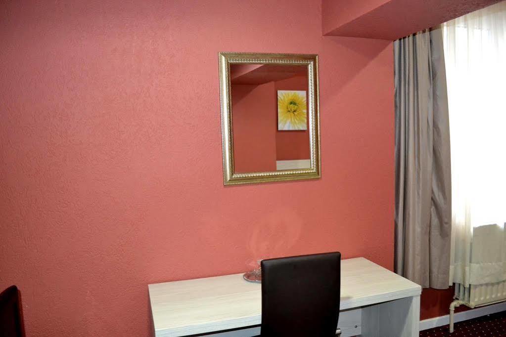 Hotel Auberge Van Strombeek Jette ภายนอก รูปภาพ