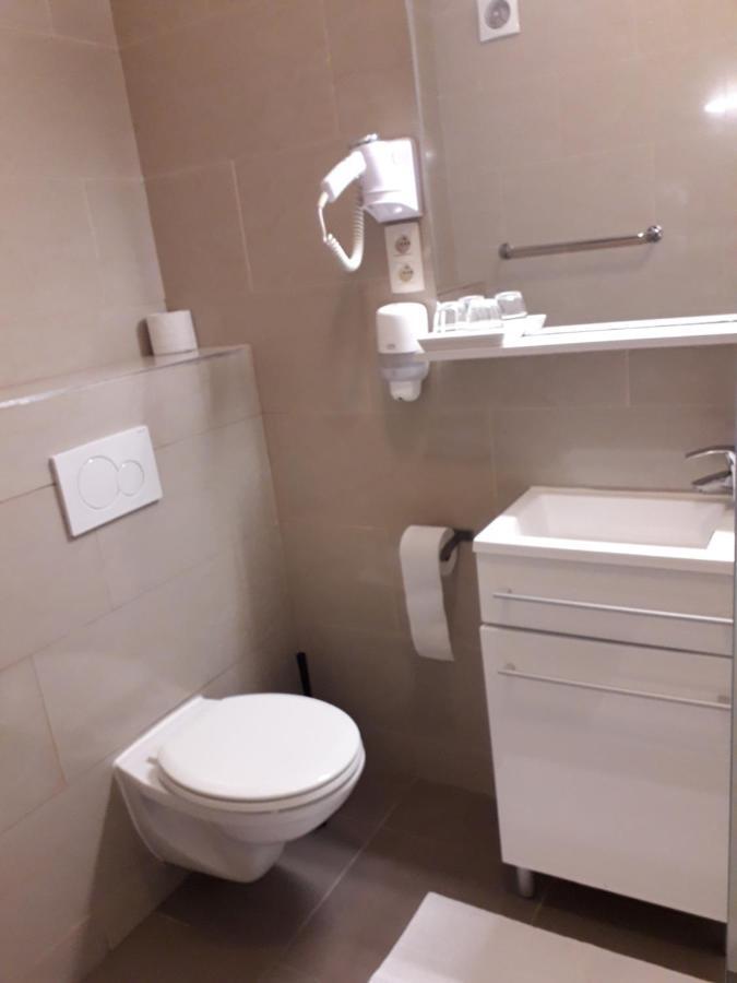 Hotel Auberge Van Strombeek Jette ภายนอก รูปภาพ